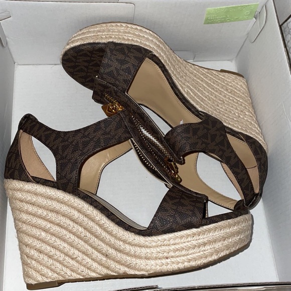 Never worn due to pregnant and my feet growing - Picture 4 of 4